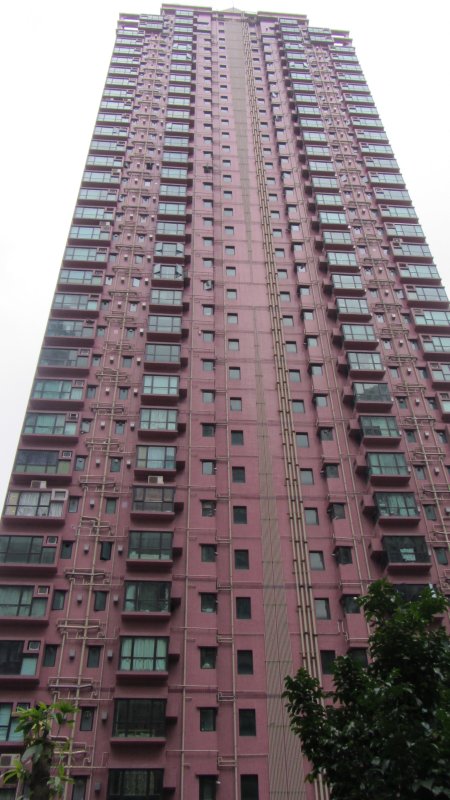 Po-angielski budynek z rurami na wierzchu